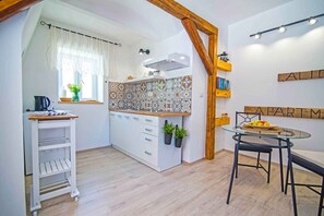 Køleskab, kogeplade, kaffe-/temaskine