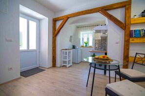 Kühlschrank, Herdplatte, Wasserkocher mit Kaffee-/Teezubehör