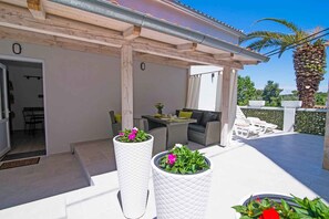 Outdoor dining - Holiday apartment with air conditioning and internet (Veli Lošinj)