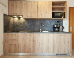 ثلاجة، ميكروويف، موقد طهي مسطح، غسالة أطباق