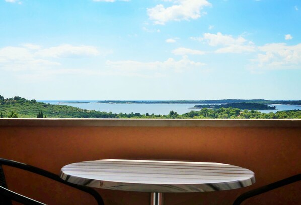 Outdoor dining - Helena vacation apartment with panoramic sea views (Pula)