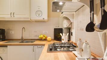 Frigorifero, forno, piano cottura, tostapane