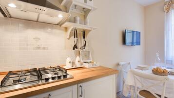 Frigorifero, forno, piano cottura, tostapane