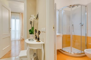 Douche, sèche-cheveux, bidet, serviettes fournies