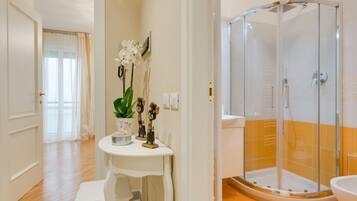 Doccia, asciugacapelli, bidet, asciugamani