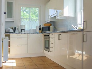 Fridge, microwave, oven, stovetop - Thatched DHH in a quiet location in Wieck on the Darß, pets allowed, WLAN (Wieck auf dem Darss)