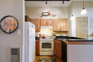 Fridge, microwave, stovetop, dishwasher - Pinnacle A5 is newly renovated with country chic with shuttle to the slopes 7 days a week. (Killington)