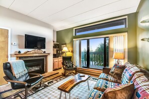 TV, fireplace - Pinnacle A5 is newly renovated with country chic with shuttle to the slopes 7 days a week. (Killington)