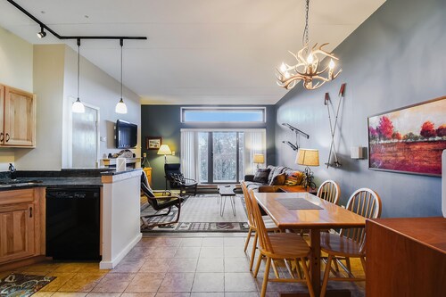 Pinnacle A5 is newly renovated with country chic with shuttle to the slopes 7 days a week.