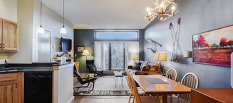 Pinnacle A5 is newly renovated with country chic with shuttle to the slopes 7 days a week.