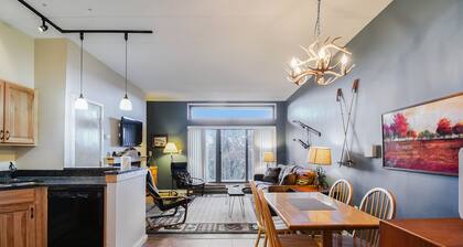 Pinnacle A5 is newly renovated with country chic with shuttle to the slopes 7 days a week.