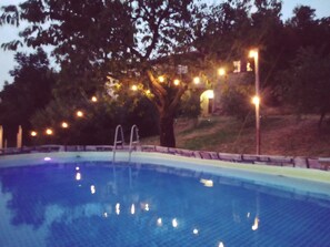 Una piscina al aire libre
