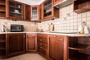 Fridge, oven, dishwasher, coffee/tea maker
