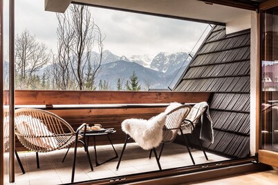 Beautiful apartment, fireplace, 2 verandas with mountain view and playground
