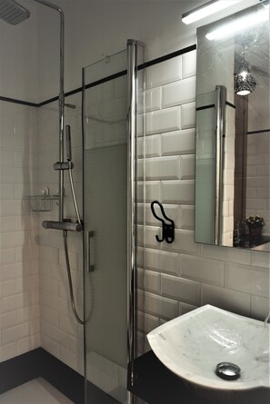 Dusche, Haartrockner, Handtücher, Seife