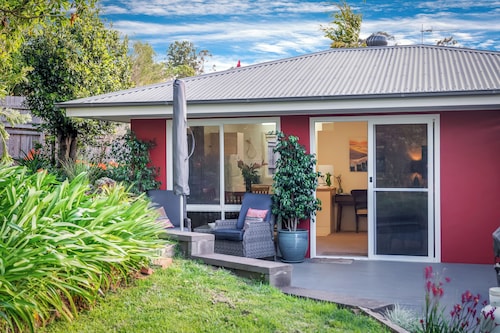1BR garden cottage on a large lot in heart of coastal Milton NSW. Dog friendly.