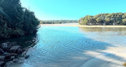 1BR garden cottage on a large lot in heart of coastal Milton NSW. Dog friendly.