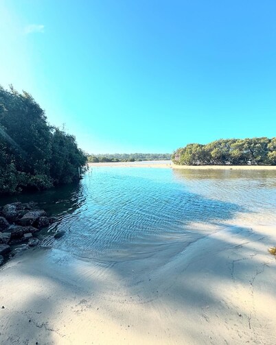 1BR garden cottage on a large lot in heart of coastal Milton NSW. Dog friendly.