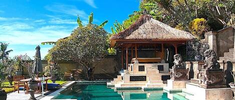 Una piscina al aire libre