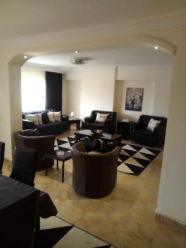 TV, table tennis, offices - Two rooms at PALM CITY in a spacious and bright apartment (Le Caire)