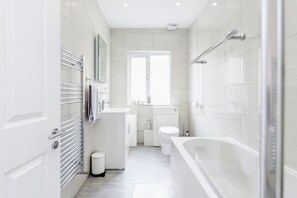 Hårføner, håndklær og såpe