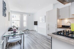 Een koelkast, een microgolfoven, een oven, een kookplaat