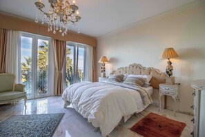 3 dormitorios, tabla de planchar con plancha, ropa de cama
