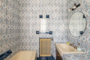 Combined shower/bathtub, hair dryer, bidet