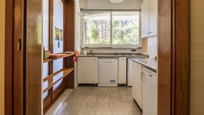 Wasserkocher mit Kaffee-/Teezubehör, Kühlschrank, Mikrowelle, Ofen