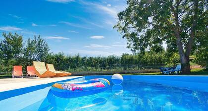 Schön, nur Minuten vom Meer, Pool, Garten, Privat. Haustierfreundlich!