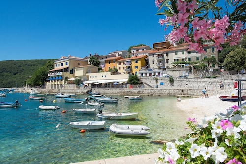 Mukava, vain muutaman minuutin päässä merestä, uima-allas, puutarha, yksityinen