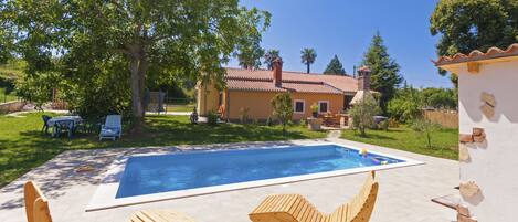 حمّام سباحة خارجي