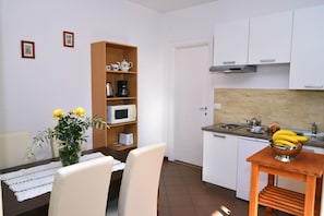 Kühlschrank, Mikrowelle, Herdplatte, Wasserkocher mit Kaffee-/Teezubehör