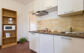 Kühlschrank, Mikrowelle, Herdplatte, Wasserkocher mit Kaffee-/Teezubehör