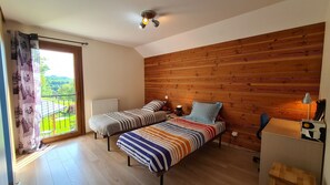 5 bedrooms, desk, iron/ironing board, travel cot - 4-star gîte, 10 people, with SPA, 2 minutes from the lake. Lake view. (Aiguebelette-le-Lac)