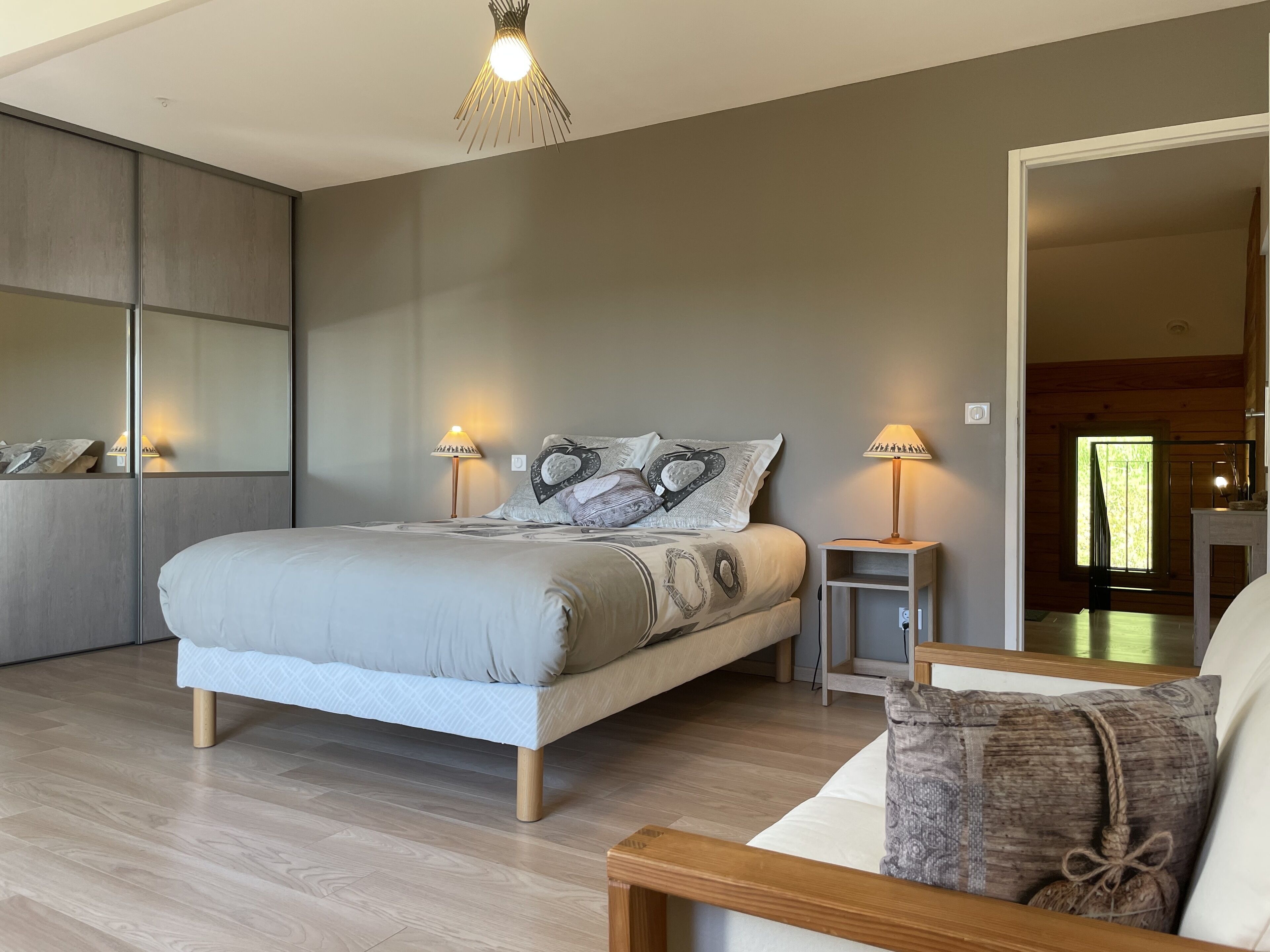 5 chambres, bureau, fer et planche à repasser, lit parapluie