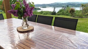 Outdoor dining - 4-star gîte, 10 people, with SPA, 2 minutes from the lake. Lake view. (Aiguebelette-le-Lac)