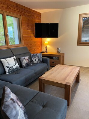 Smart TV, chimenea, reproductor de DVD y futbolito 