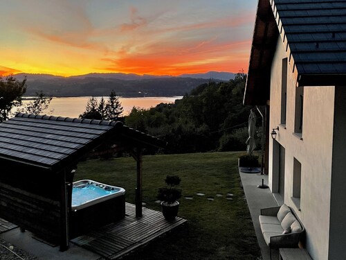 Gîte 4 étoiles, 10 pers, avec SPA, à 2 min du lac. Vue lac.