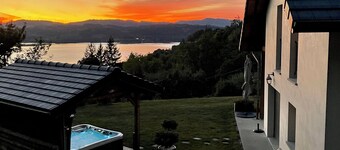 4-star gîte, 10 people, with SPA, 2 minutes from the lake. Lake view.