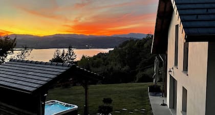 Gßte 4 étoiles, 10 pers, avec SPA, à 2 min du lac. Vue lac.