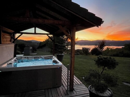 4-star gîte, 10 people, with SPA, 2 minutes from the lake. Lake view.