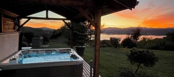 4-star gîte, 10 people, with SPA, 2 minutes from the lake. Lake view.