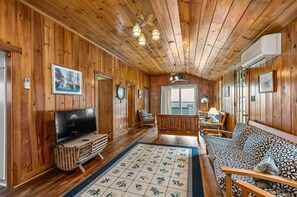 TV - Waterfront Cabin with Inground Pool, Dock, Tennis (Boothbay Harbor)