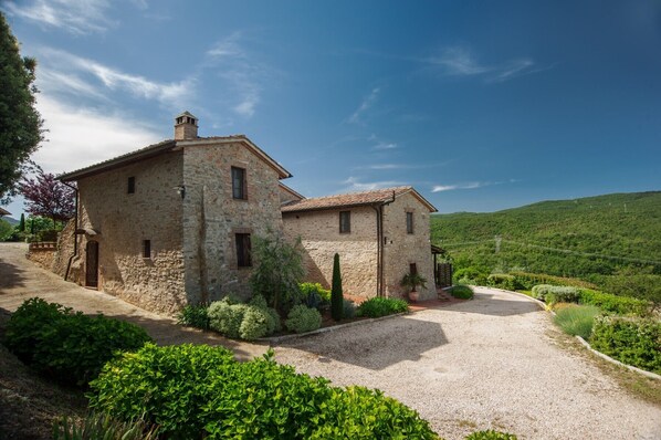Exterior - Small house with panoramic swimming pool, terrace and wi fi (Casole d'Elsa)