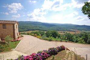 Property grounds - Small house with panoramic swimming pool, terrace and wi fi (Casole d'Elsa)