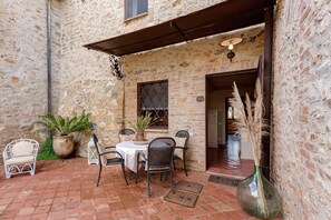 Outdoor dining - Small house with panoramic swimming pool, terrace and wi fi (Casole d'Elsa)