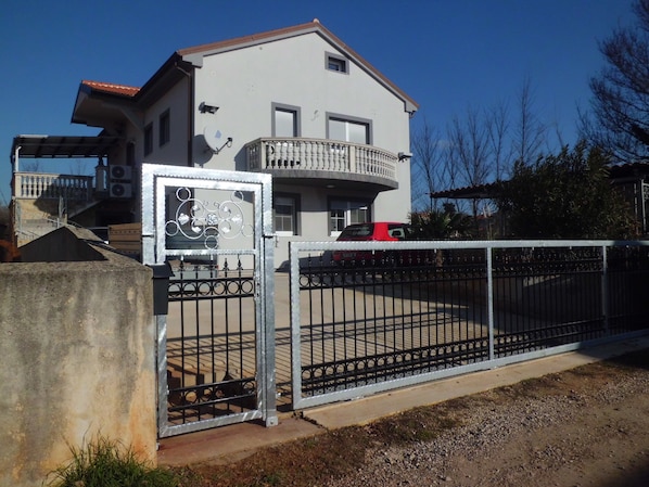 المنشأة من الخارج