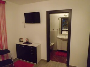 2 chambres, coffres-forts dans les chambres, fer et planche à repasser