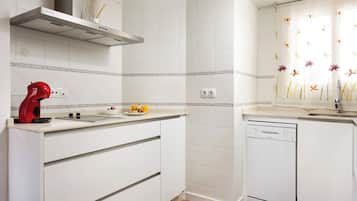 Frigorifero, microonde, piano cottura, macchina per tè/caffè